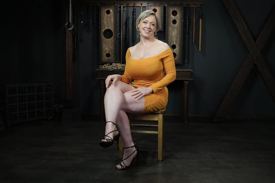 La voluptueuse Dee Williams libère ses énormes seins nus de MILF dans une séduction explicite - 1