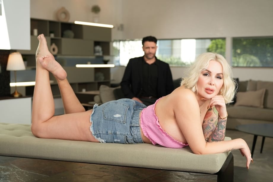 Emmanuel Torquemada esibisce le curve mature tatuate al naturale e riceve una bella sbatuta hardcore - 1