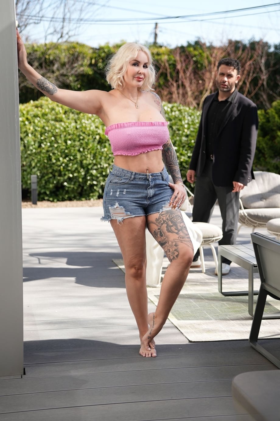 Emmanuel Torquemada esibisce le curve mature tatuate al naturale e riceve una bella sbatuta hardcore - 4