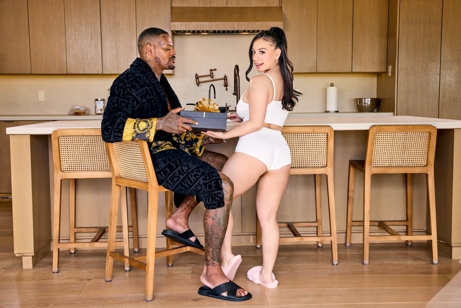 La petite ado aux gros seins Melztube attire Jason Luv et gémit pendant une extase en lingerie intense avec un black - 9