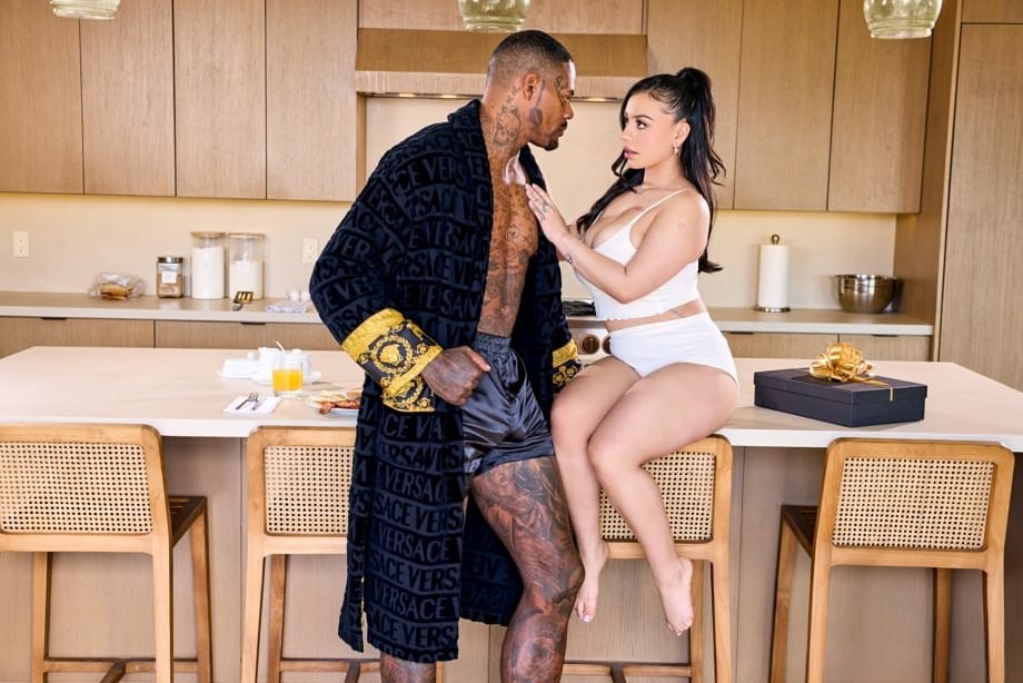 La petite ado aux gros seins Melztube attire Jason Luv et gémit pendant une extase en lingerie intense avec un black - 10