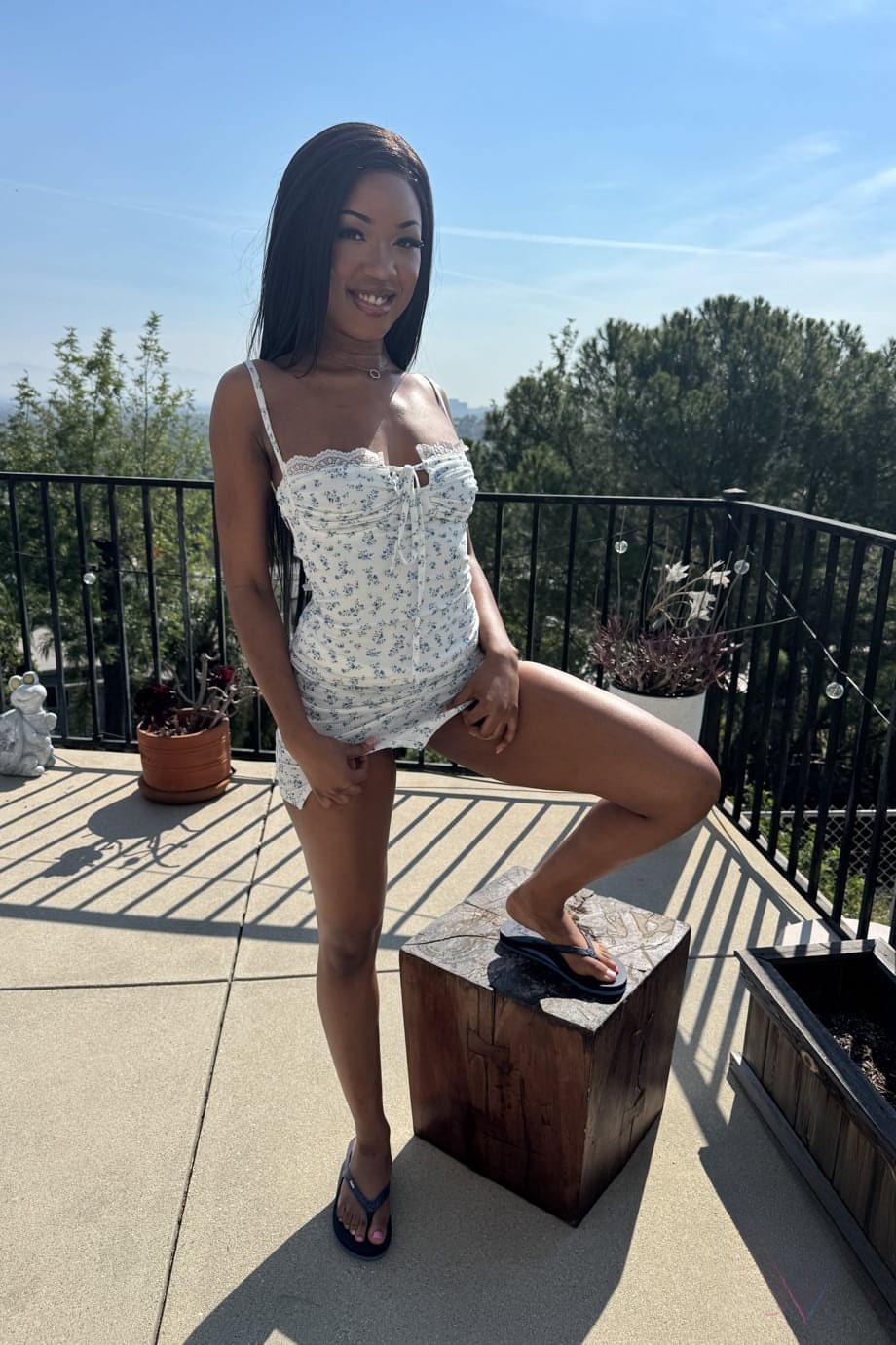 Lana Gee se pavonea exhibiendo sus exquisitos pies después de deshacerse de esos sexys tacones. - 1