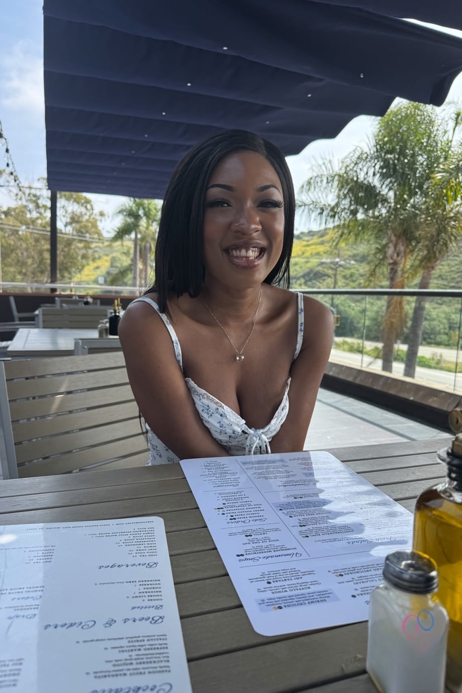 Lana Gee se pavonea exhibiendo sus exquisitos pies después de deshacerse de esos sexys tacones. - 11