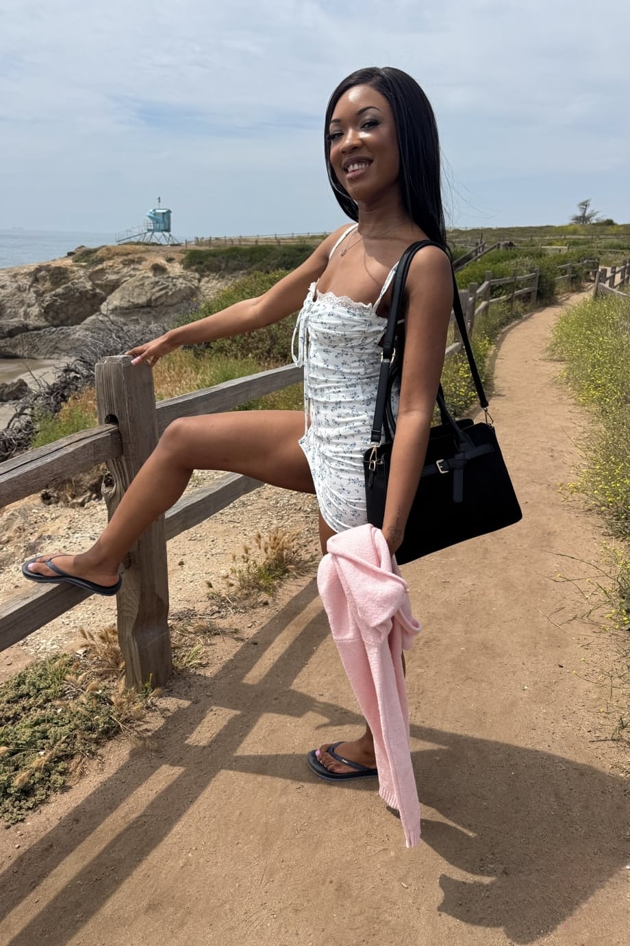 Lana Gee se pavonea exhibiendo sus exquisitos pies después de deshacerse de esos sexys tacones. - 14