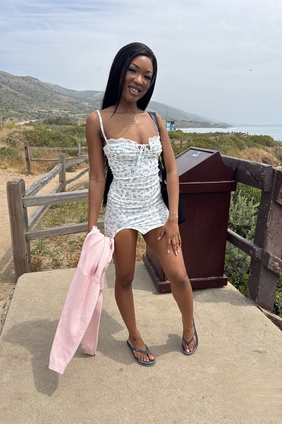 Lana Gee se pavonea exhibiendo sus exquisitos pies después de deshacerse de esos sexys tacones. - 15