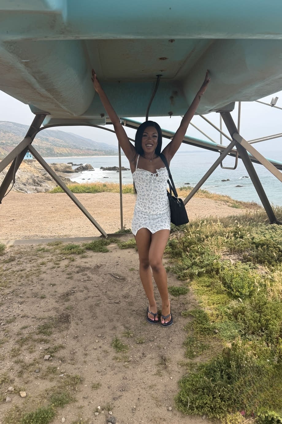 Lana Gee se pavonea exhibiendo sus exquisitos pies después de deshacerse de esos sexys tacones. - 18