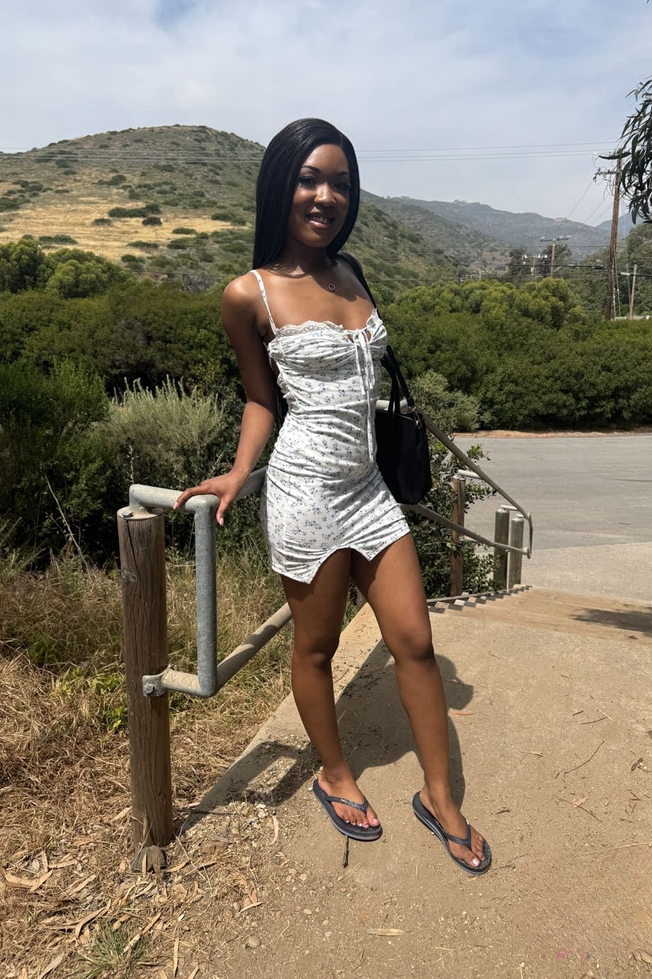 Lana Gee se pavonea exhibiendo sus exquisitos pies después de deshacerse de esos sexys tacones. - 19