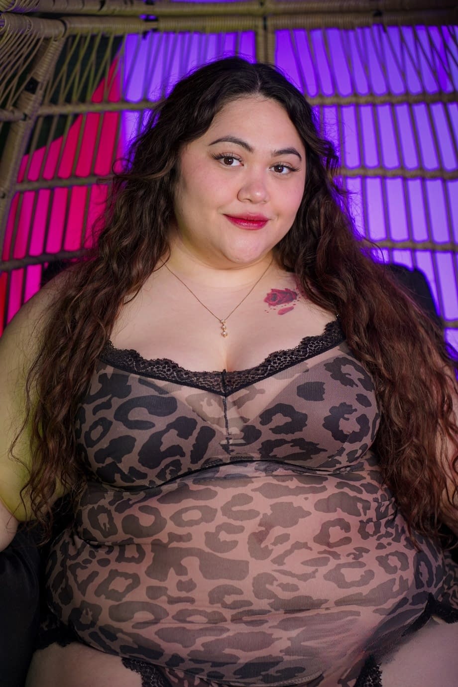 Jasmine Rose the chubby brunette shemale strips naked and mounts a huge dildo - 1