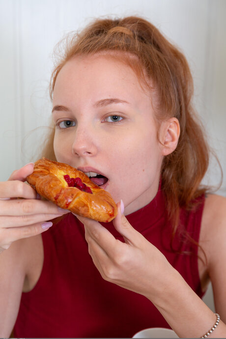 Jolie se burla de sus curvas en la cocina, desnudándose lentamente mientras muerde una jugosa manzana roja - 2