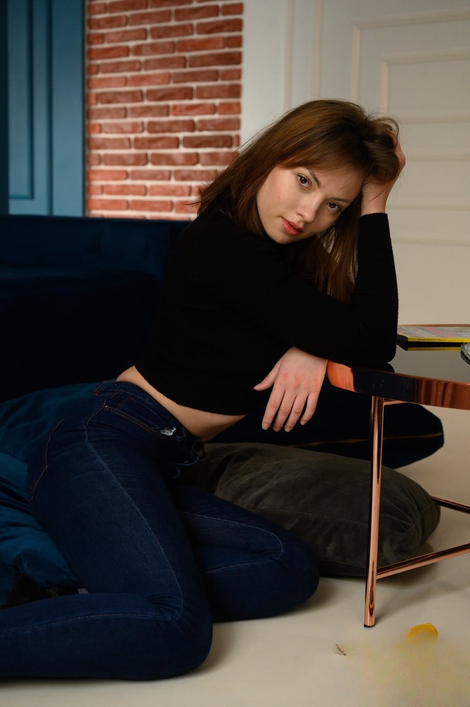 L’irrésistible coquine Sophie La Sage dévoile sa queue d’aronde dans un effeuillage brûlant et provocateur. - 2