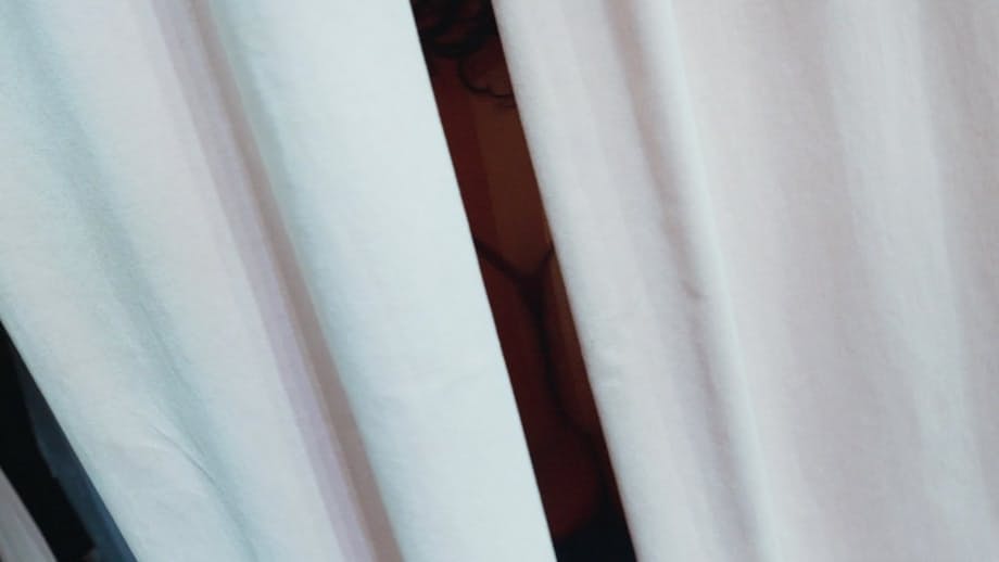 Teddy Tarantino convierte a una morena curvilínea en una infiel llena de vicios dentro de la tienda de ropa, penetrándola con su enorme polla negra. - 2
