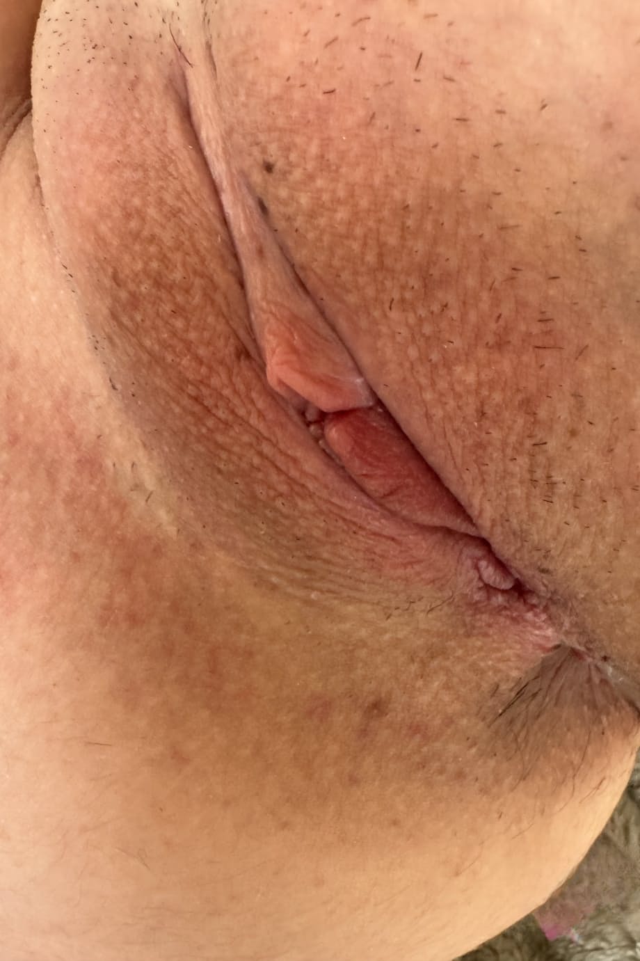 Dez Hansen se déshabille complètement, exhibant sa chatte rasée et son cul rond en extérieur - 10