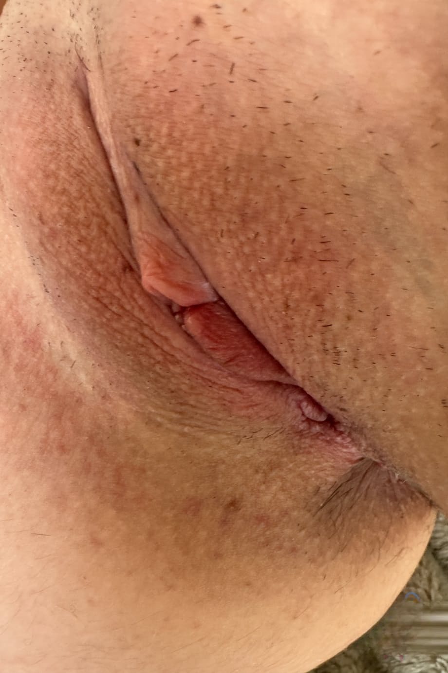 Dez Hansen se déshabille complètement, exhibant sa chatte rasée et son cul rond en extérieur - 11