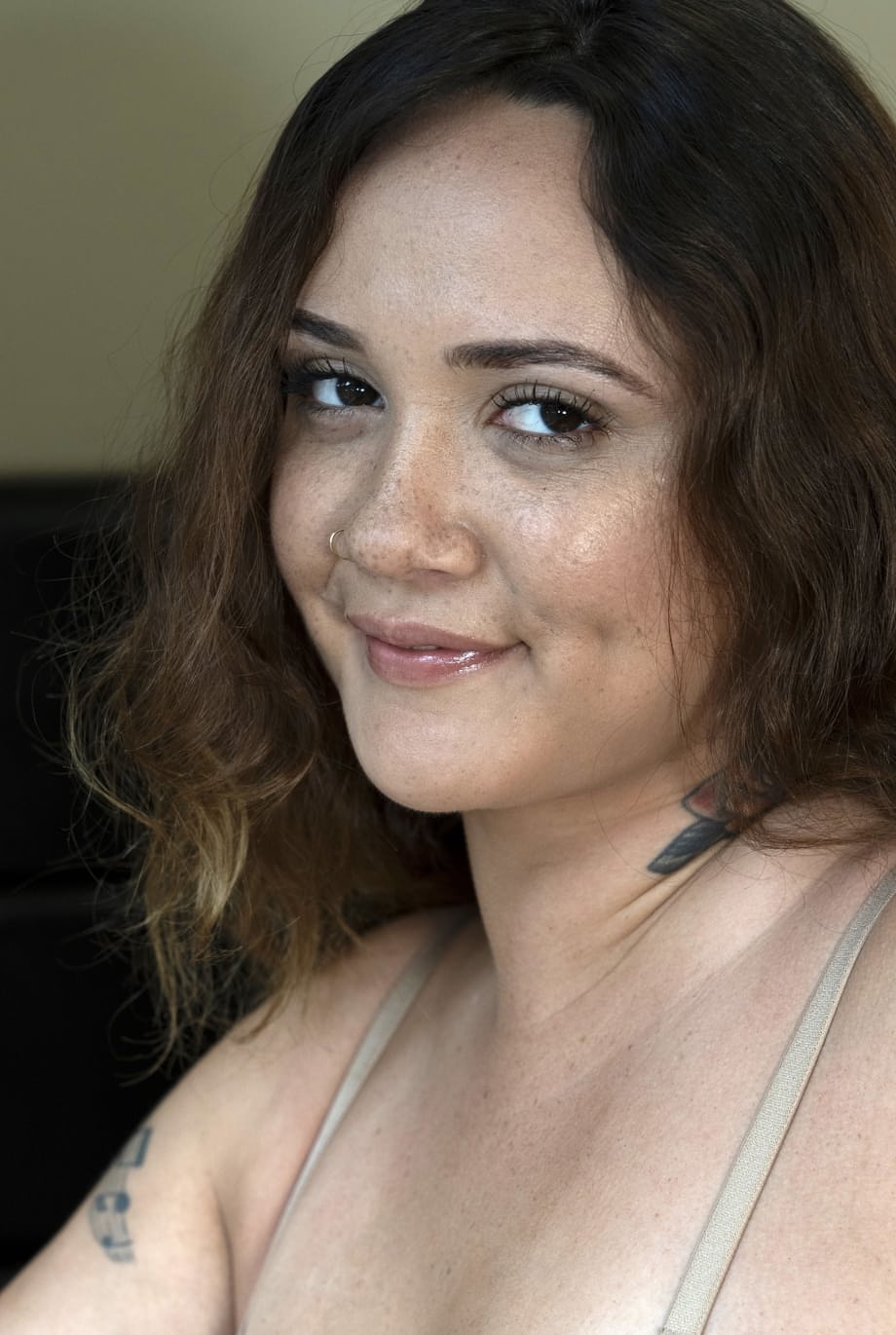 Chubby amateur Rollie Rawlings shows off her big ass & spreads her shaved cunt