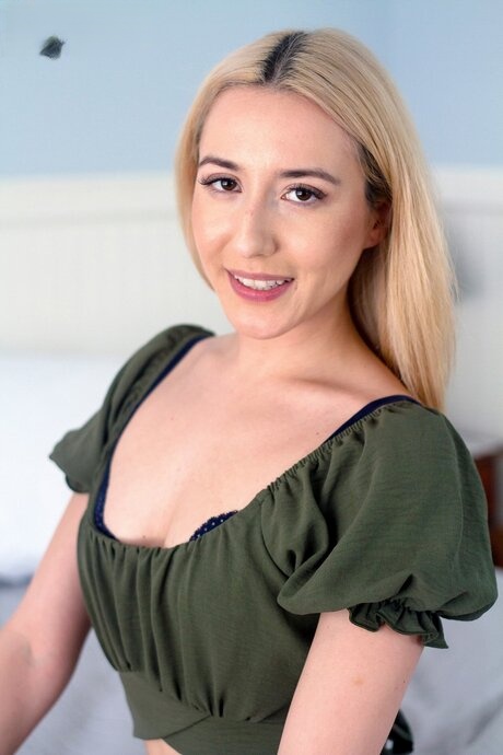 La douce Sophia, blonde amateur, tease avec ses jouets et se fait du plaisir en solo - 5