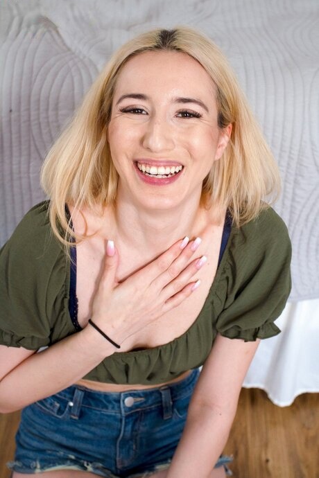 La douce Sophia, blonde amateur, tease avec ses jouets et se fait du plaisir en solo - 12