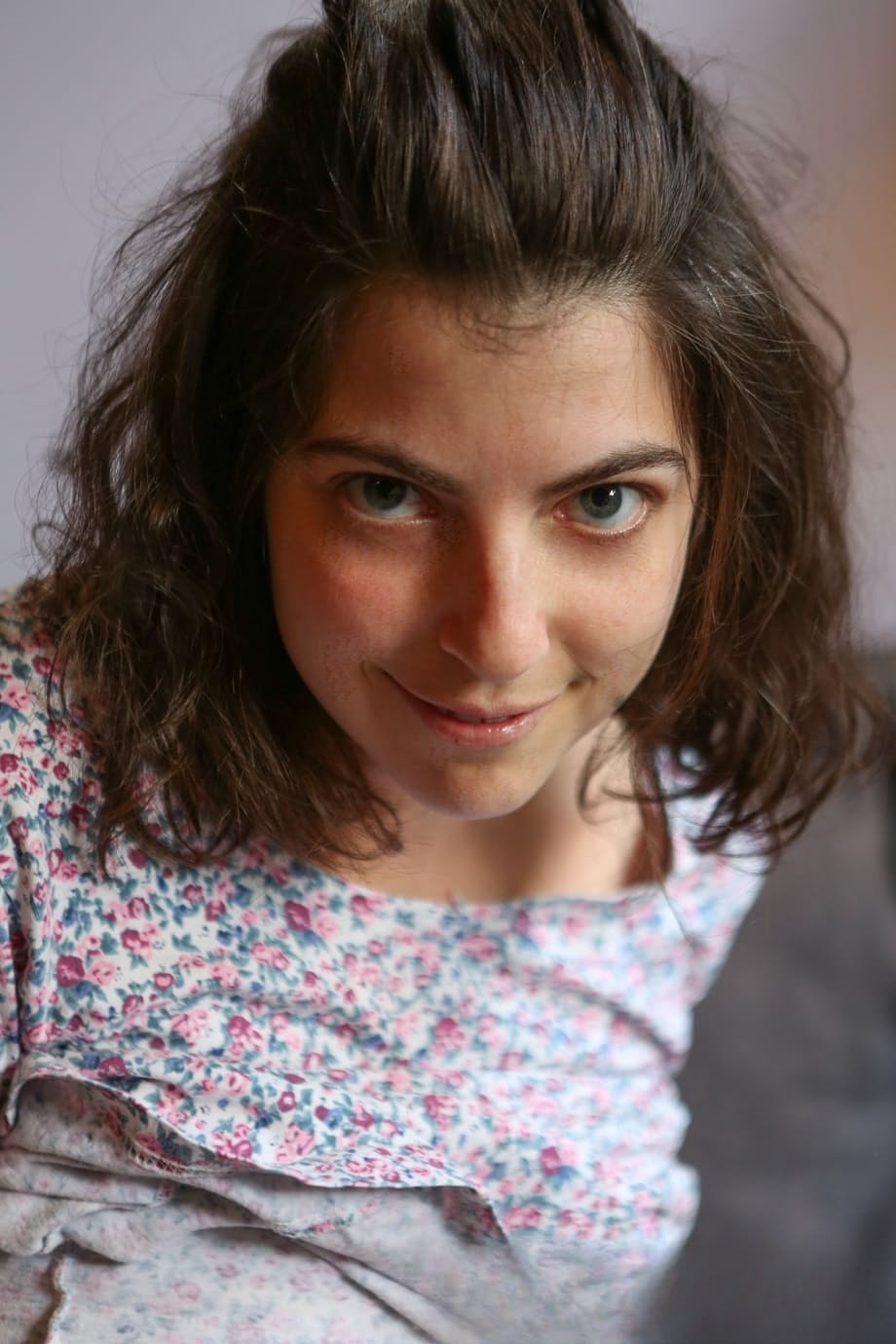 Nora si tocca il pube peloso dopo essersi fatta scivolare le mutandine fino alle caviglie, scoprendo le sue tettine minuscole - 5