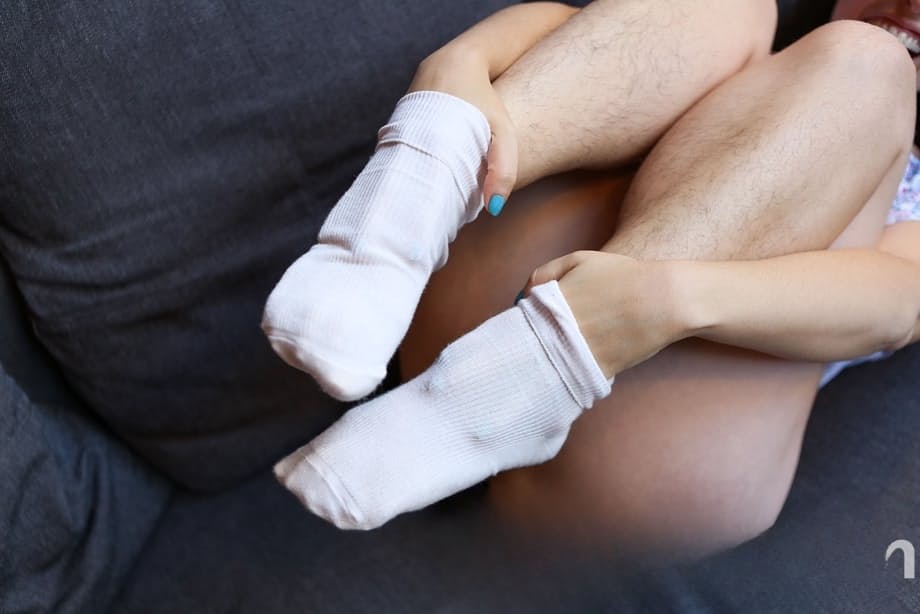 Nora si tocca il pube peloso dopo essersi fatta scivolare le mutandine fino alle caviglie, scoprendo le sue tettine minuscole - 13