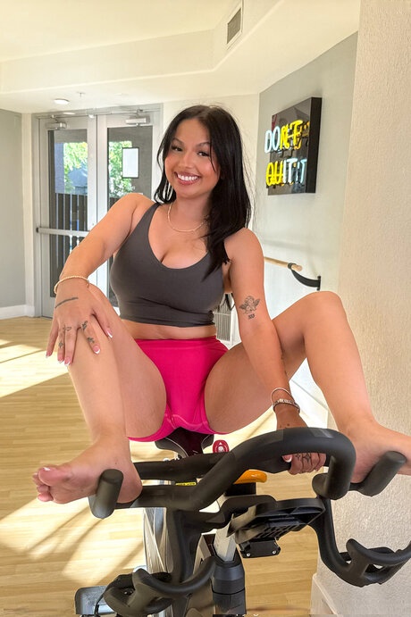 Ravyn Moore's massive sweaty tits bust free after intense gym session - 13