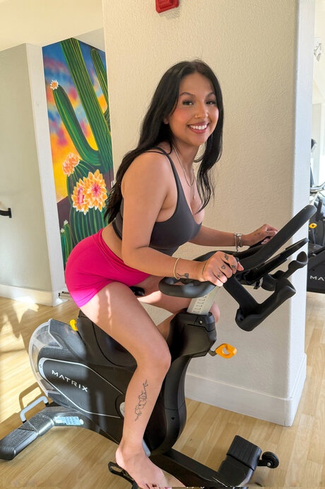 Ravyn Moore's massive sweaty tits bust free after intense gym session - 14