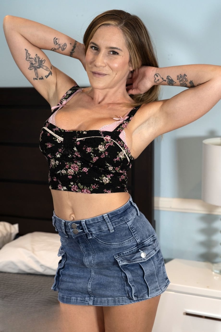 Aderes Quin, la MILF tatuada, te provoca con sus enormes tetas desnudas en una striptease en la cama - 2
