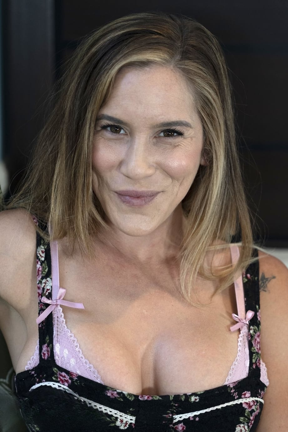 Aderes Quin, la MILF tatuada, te provoca con sus enormes tetas desnudas en una striptease en la cama - 6