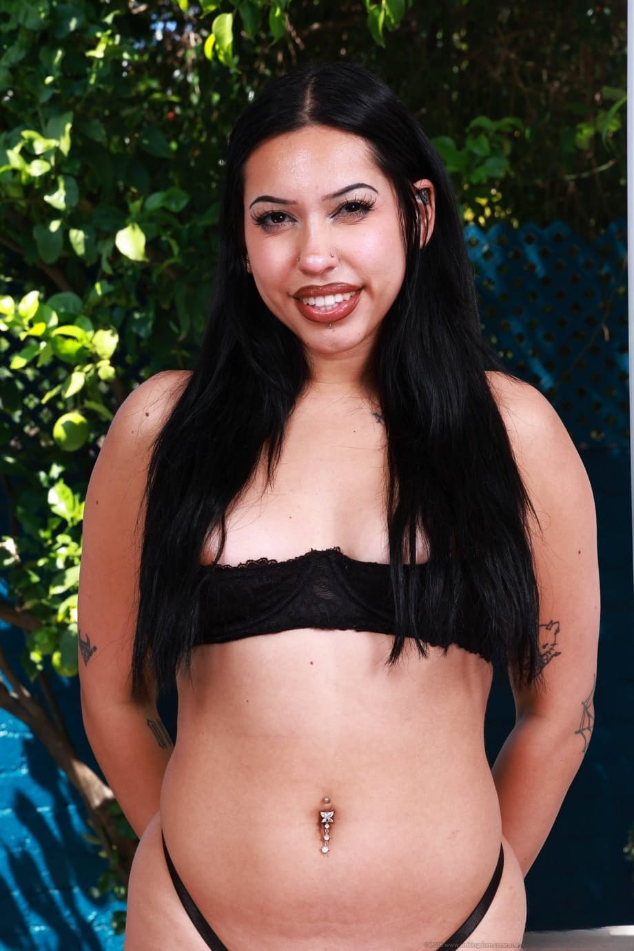 Naked Latina girl with a big booty displays her naked body on the patio