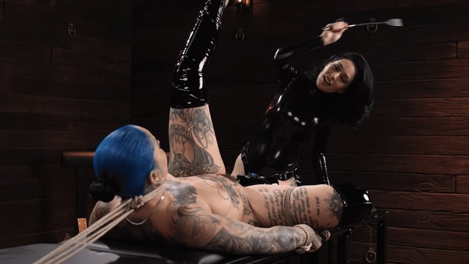 Arson Leigh domina a su amante lesbiana tatuada con un intenso juego BDSM de cuero - 2