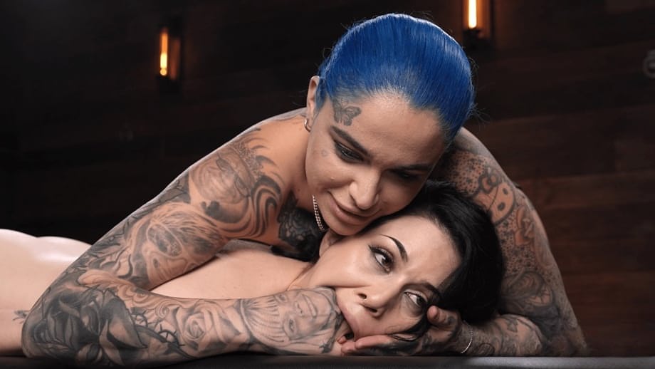 Arson Leigh domina a su amante lesbiana tatuada con un intenso juego BDSM de cuero - 8