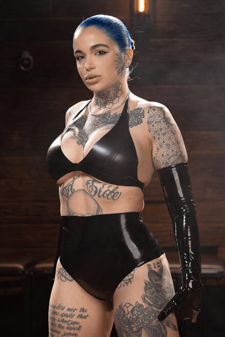 Arson Leigh domina a su amante lesbiana tatuada con un intenso juego BDSM de cuero - 17