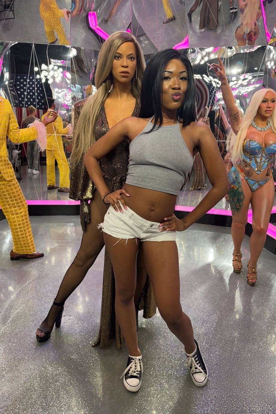 Lana Gee mostra la sua fica perfetta depilata prima dell'incontro con personaggi famosi - 18
