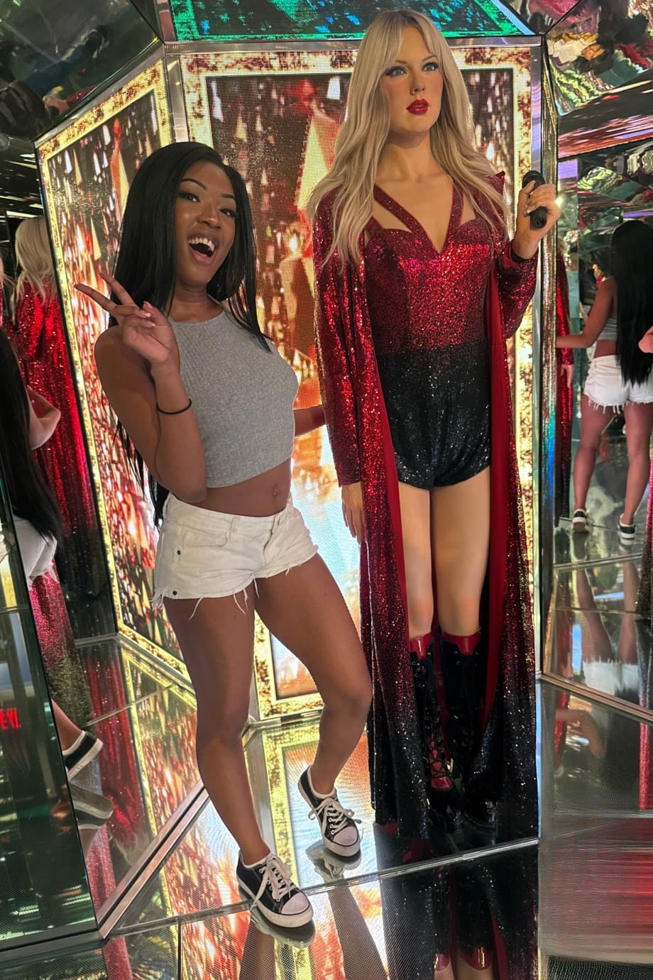 Lana Gee mostra la sua fica perfetta depilata prima dell'incontro con personaggi famosi - 20