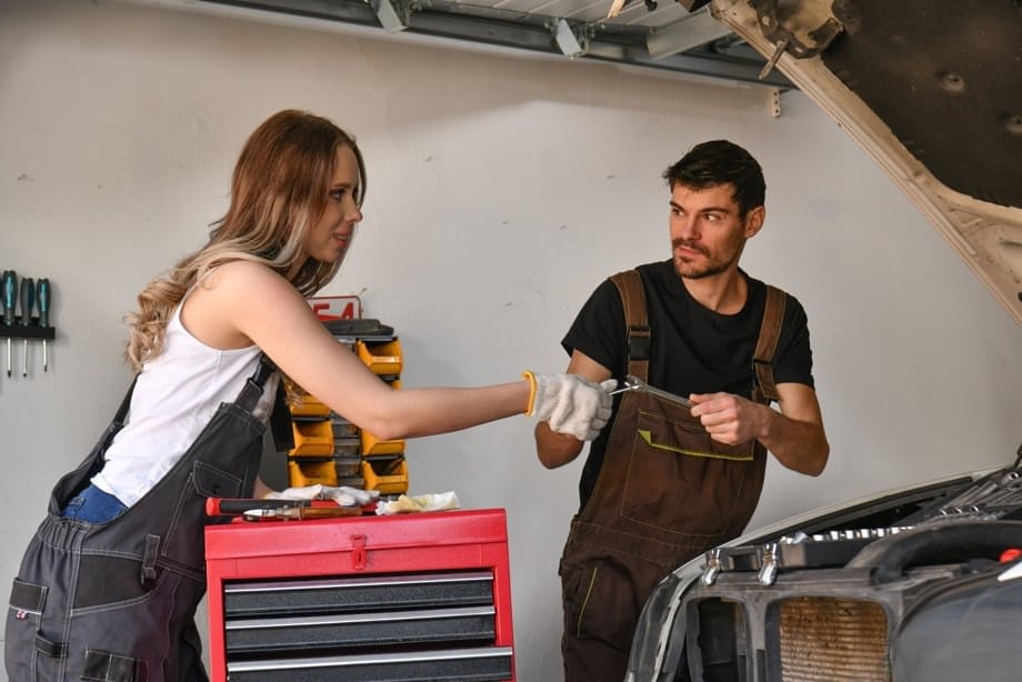 Alice Ross, mécanicienne lesbienne séduisante, s’excite avec un chaud mécanicien dans le garage - 3