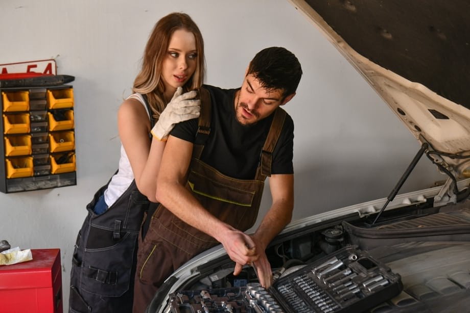 Alice Ross, mécanicienne lesbienne séduisante, s’excite avec un chaud mécanicien dans le garage - 4