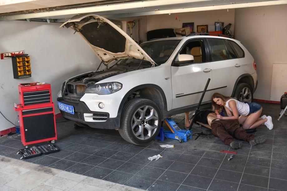 Alice Ross, mécanicienne lesbienne séduisante, s’excite avec un chaud mécanicien dans le garage - 7