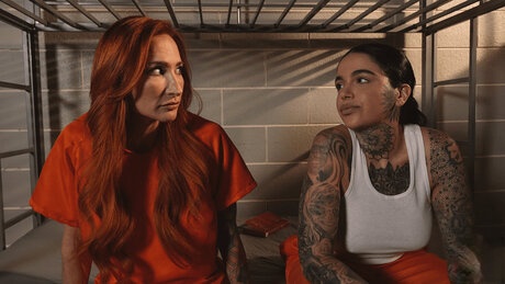 Escena intensa de presidiaria lesbiana tatuada con Leigh Raven obscena encerrada en la celda - 1