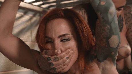 Escena intensa de presidiaria lesbiana tatuada con Leigh Raven obscena encerrada en la celda - 10