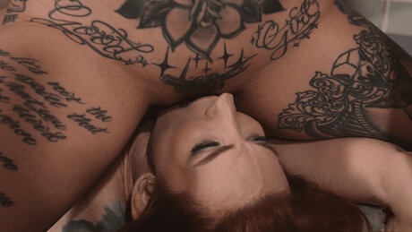 Escena intensa de presidiaria lesbiana tatuada con Leigh Raven obscena encerrada en la celda - 12