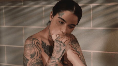 Escena intensa de presidiaria lesbiana tatuada con Leigh Raven obscena encerrada en la celda - 13
