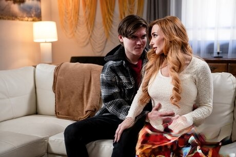Sophia Locke seduce il suo figliastro con le sue curve da rossa e la passione proibita in un'erotica esplicita - 5