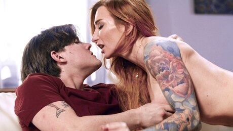 Sophia Locke seduce il suo figliastro con le sue curve da rossa e la passione proibita in un'erotica esplicita - 13