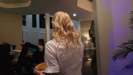 Hannah Quinn se corrió a chorros mientras cinco invitados le follaban sin piedad sus estrechos agujeros - 20