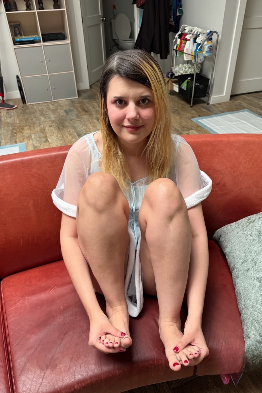Seductive Dez Hansen teases toe-painted nude in steamy amateur gallery - 1