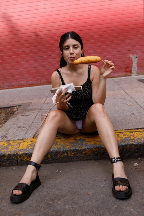 Seducción desnuda: Franny Lagos provocadora con sus ojos hambrientos, insinuando con breves y jugosas exhibiciones bajo el vestidito ajustado de tiras - 5