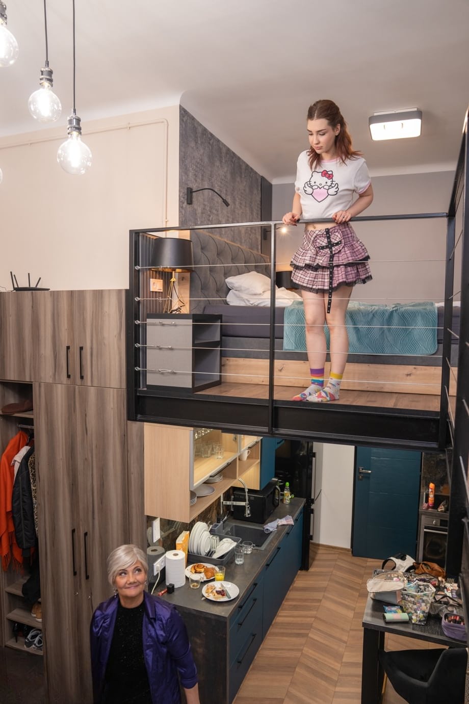 Scarlett Spark's experienced tongue worships her stepdaughter's bare feet passionately - 2