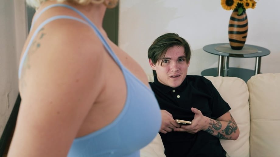 La preciosa Adira Allure tienta a su joven semental a martillarle su rosa y tragar su ardiente carga - 3