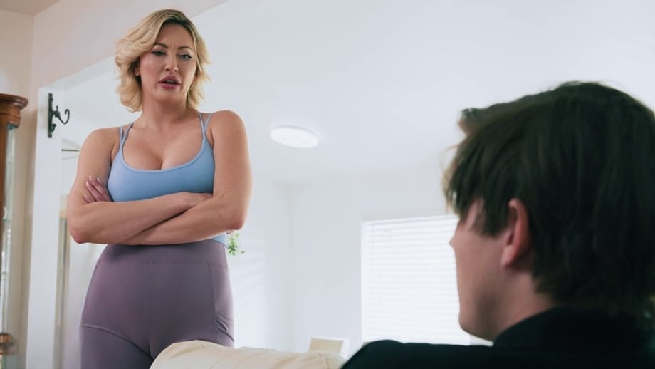 La preciosa Adira Allure tienta a su joven semental a martillarle su rosa y tragar su ardiente carga - 4