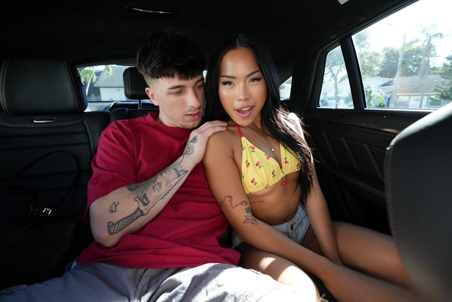 Vivienne Vo se desnuda para tener sexo y monta la gruesa polla del semental - 4