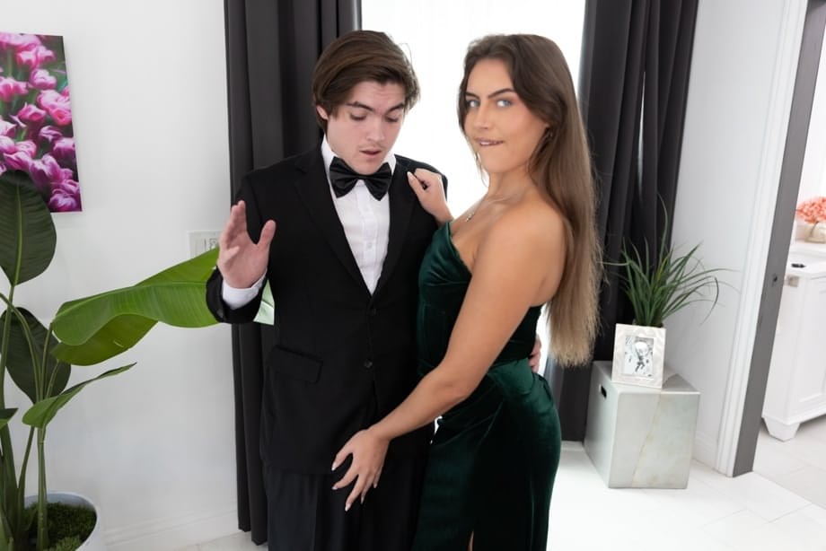 Selina Bentz expertly deepthroats and strokes Tyler's throbbing shaft in a sloppy oral handjob frenzy - 3