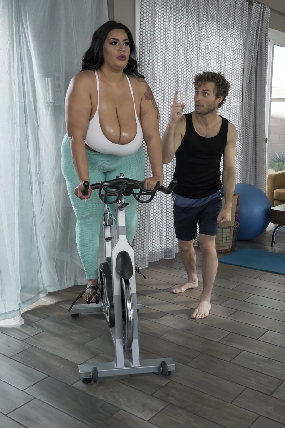 Sofia Rose presenta i suoi enormi seni tatuati mentre viene scopata su un tappetino da yoga - 4
